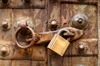 Australia - Adelaide (SA): padlock on an old door - photo by S.Lovegrove