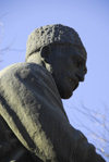 Azerbaijan - Baku: statue of Mirza Sabir - satirical poet, he sits near the Academy of Sciences - statue by J. Garyagry - photo by M.Torres