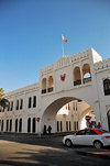 Manama, Bahrain: taxi at Bab al Bahrain - marks the entrance to the Manama souq - designed by Sir Charles Belgrave, built by the British in the 1940s, it originally stood on the waterfront - Bahrain gate - Customs Square - photo by M.Torres