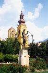 Bosnia-Herzegovina - Sarajevo - Balkans: peace monument by the Serb Orthodox Cathedral - Multicultural man builds the world - photo by M.Torres