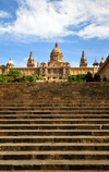 Barcelona, Catalonia: Montjuc hill - Four Ionic columns seen from the Magic Fountain, Palau d'Alfons XIII, Palau de la Reina Victria Eugni and Palau Nacional in the backgroud - photo by M.Torres