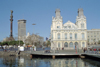 Catalonia - Barcelona: view from the marina - Portal de la Pau - Port of Barcelona building - Customs house, Colon statue and Colon building - photo by M.Bergsma