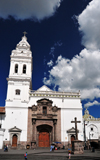 Quito, Ecuador: colonial faade and stone cross of the Iglesia de Santo Domingo - XVI century - architect Francisco Becerra - Dominican Church - Plaza Santo Domingo - photo by M.Torres