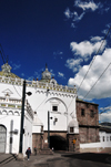 Quito, Ecuador: arch of the Dominican Church - Calle Vicente Rocafuerte, leading to Barrio de la Loma - Arco de la Iglesia de Santo Domingo / Arco de la Virgen - Plaza Santo Domingo - photo by M.Torres