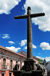 Quito, Ecuador: Plaza de la Merced - stone cross in front of Iglesia de La Merced - view along Calle Cuenca - photo by M.Torres