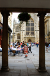 England - Bath (Somerset county - Avon): Entrance to the square and Bath Cathedral at the Roman Baths - photo by C. McEachern