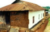 Ghana / Gana - Aburi: walls with mud plaster and white stucco (photo by Gallen Frysinger)