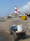 Accra, Ghana: the light house Jamesfort Light - cart on the beach - Jamestown district - photo by G.Frysinger