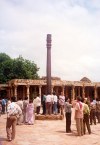 India - Delhi (Shahjahanabad): wishful column  at the Quwwatu'l Islam Mosque - inside Tomar fortress (photo by Miguel Torres)