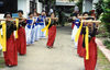 Selayar / Kabia island (Sulawesi / Celebes islands) - Benteng: dancers - photo by G.Frysinger