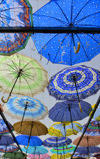 Erbil / Hewler, Kurdistan, Iraq: Shanadar Park - lines of colorful umbrellas on a pergola, used to provide shade above a path - photo by M.Torres