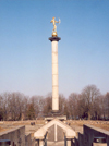 Siauliai / Schaulen / Shavli, Lithuania: column - a golden archer sculpture over the park - Sundial Square - commemorates Siauliai's 750th city anniversary in 1986 - intersection of Ezero and S. Salkauskio streets / Saules laikrodzio - photo by M.Torres