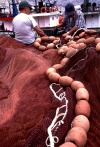 Funchal: pescadores reparam as redes / fishermen mending nets - photo by F.Rigaud