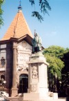 Madeira - Funchal: discoverer Joo Gonalves Zarco and the bank of Portugal building / esttua de Joo Gonalves Zarco e o edifcio do Banco de Portugal - Avenida Arriaga, escultor: Francisco Franco - photo by M.Durruti