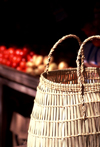 Mozambique / Moambique - Inhambane: Inhambane: basket and tomatoes - market scene / cesto e tomates - photo by F.Rigaud