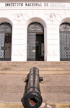 Panama City / Ciudad de Panama: Casco Viejo - Plaza de Francia - Spanish cannon at the National Institute for Culture, former Supreme Court - Instituto Nacional de Cultura, ex-Corte Suprema de Justicia - photo by M.Torres