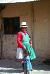 Urubamba, Cuzco region, Peru: indian woman with child - Sacred valley - photo by J.Fekete