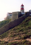 Portugal - Algarve - Cape St. Vincent: the lighthouse hugs the very edge of the cliffs / o farol - photo by M.Durruti