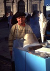 Portugal - Porto: vendedor de castanhas assadas / chestnut seller - photo by F.Rigaud