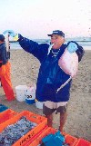 Portugal - Costa da Caparica (Concelho de Almada): um pescador a vender o seu peixe - photo by M.Durruti