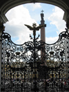 Russia - St. Petersburg: gate - Hermitage - Winter palace - Alexander's column - Dvorcovaja Square (photo by D.Ediev)