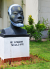 So Tom, So Tom and Prncipe / STP: bust of king Amador at the STP Historical Archive / busto do Rei Amador, mito criado para fomentar o patriotismo - jardim do Arquivo Histrico de So Tom e Prncipe - photo by M.Torres