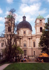 Austria - Salzburg: Church and pavement caf - Trinity Church / Dreifaltigkeitskirche from Makartplatz - baroque architecture - architect Fischer von Erlach - Rechte Altstadt - photo by M.Torres