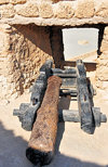 Arad, Muharraq Island, Bahrain: Arad Fort - Portuguese cannon - such pieces of artillery protected the territory conquerred by Antnio Correia, which de facto defined modern Bahrain's borders - photo by M.Torres