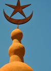 Ouagadougou, Burkina Faso: Grand Mosque of Ouagadougou - Crescent and star against the sky - clay color dome of the sunni temple on Yennenga avenue - photo by M.Torres