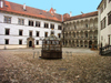 Czech Republic - Jindrichv Hradec (Southern Bohemia - Jihocesk - Budejovick kraj): the castle - court with decorated well - photo by J.Kaman