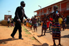 Bissau, Guinea Bissau / Guin Bissau: Amlcar Cabral Avenue, Carnival, women parading and man with suit / Avenida Amilcar Cabral, carnaval, mulheres a desfilar e homem de fato - photo by R.V.Lopes