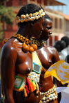 Bissau, Guinea Bissau / Guin Bissau: Amlcar Cabral Avenue, Carnival, young women parading - body covered in oil / Avenida Amilcar Cabral, carnaval, jovens mulheres a desfilar - photo by R.V.Lopes