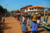 Bissau, Guinea Bissau / Guin Bissau: Amlcar Cabral Avenue, Carnival, parade / Avenida Amilcar Cabral, Carnaval, desfile - photo by R.V.Lopes