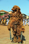 Bissau, Guinea Bissau / Guin Bissau: Amlcar Cabral Avenue, Carnival, parade, man covered as for a 'cancuran, a circumcision ceremony / Avenida Amilcar Cabral, Carnaval, desfile, homem mascarado de cancuran, como para uma cerimnia de circunciso - photo by R.V.Lopes