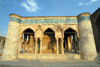 Iran - Shiraz: the Old Friday Mosque - Masjed-e-Ja'ame'e Atigh - Khodakhune - structure in the center of the court -inspired in the Kaaba in Mecca, used to house precious Korans - photo by M.Torres