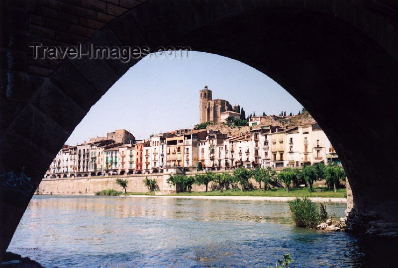 Catalonia / Catalunya - Balaguer, Noguera, Lleida province: the promenade - photo by Miguel Torres