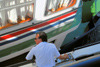 Peso da Rgua, Vila Real - Portugal: a skipper micro-steers his boat - o capito atraca milimetricamente - photo by M.Durruti